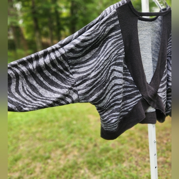 South Moon Under Vintage Havana zebra print yoga top with open back- Sz Large - Picture 4 of 4